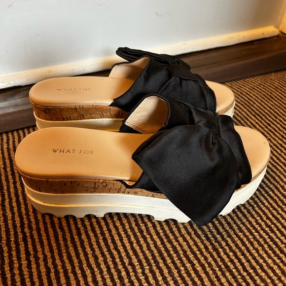 Black platform slides, bow in front, Size 6.5, but fit more like a 7 - Picture 5 of 6